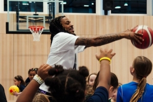 与队友吵架后心情还不错！莫兰特转发活动照：来自柏林的爱