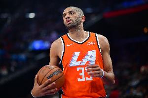 伦纳德：巴图姆就像一个粘合剂上场就发挥作用 积极防守充满活力