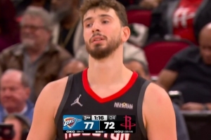 没默契！申京和谢泼德传跑没想到一起 火箭失误白送出球权