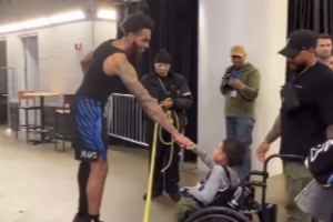 有爱！PJ·华盛顿赛后在自己球衣上签名 送给了一位残疾小球迷