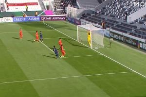 所幸无碍!李昊扑救过程中撞上门柱,疼痛倒地