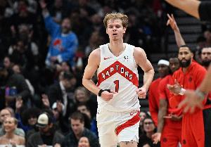 莺歌：迪克今天第一个到达球馆训练要称赞他的努力 他做回了自己