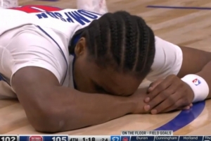 幸无大碍!奥萨尔被古德温扫到面部倒地 随后戴好隐形眼镜继续打