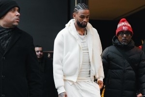 真的帅！亚历山大-沃克更新社媒晒出近期穿搭和家庭生活日常