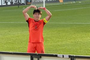 历史首进淘汰赛!U23国足场上队长徐彬向女友比心