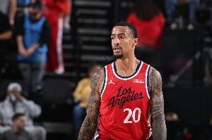 赛前热身腹股沟酸痛！约翰·科林斯今天缺席与奇才的比赛