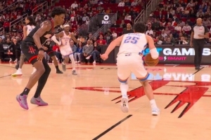 苏群：NBA裁判也有意思 雷霆明显回线没看出来乌度卡问两句就给T