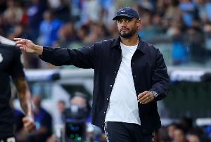 图片报:卡尔集合时迟到,孔帕尼也迟到导致大巴推迟8分钟发车