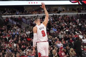 背靠背上场30+分钟！多诺万：武切维奇训练结束后还去练跑步