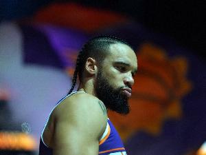 今天拉了！狄龙16投4中得到16分1板1助6犯 罚球7中6