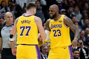 湖人迎战黄蜂首发:拉拉维亚、詹姆斯、艾顿、斯玛特、东契奇