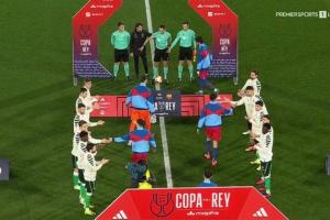 致敬西超杯冠军！桑坦德竞技球员赛前为巴萨球员列队