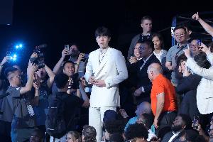 解说：看不到不代表杨瀚森不努力 他需要时间 定制西服也需要等着