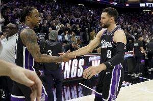 三军用命！国王首节德罗赞&拉文&阿丘瓦皆10分 领先尼克斯15分！