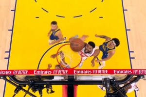 勇闯矮人国!唐斯篮下连续拼前场板 最终补篮得手