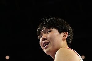 球权不多但很从容！杨瀚森12中6为混音砍下22分7板3助2帽！