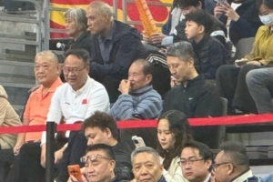 老叔也来了！男篮主帅郭士强现场观战广东VS上海焦点战役！
