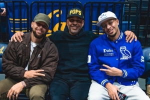 人逢喜事精神爽！库里兄弟和老爹一同观看杜克大学比赛！