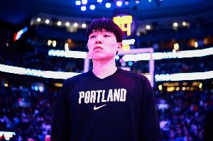 解说:杨瀚森在G联赛有点申京&约基奇的意思 他要提高三分准度