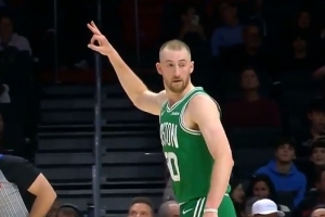 天要亮了？豪泽加长三分再中反超比分 凯尔特人最多落后19分！