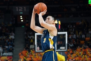 三分35中5!媒体人:广东尺寸本来就有劣势 3分再投不进 真是很难