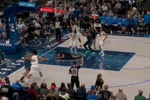 屋漏偏逢连夜雨！加福德篮下被绊倒痛苦捶地 本场不会回归