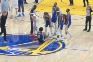 桑托斯和对手相撞受伤 两人搀扶之下返回更衣室治疗