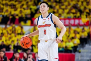 这怎么赢？广东本土球员半场合计18中2得9分 胡明轩&徐杰都是8中1