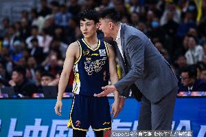 媒体人:广东男篮的阵容较小 远投快攻打不出来 阵地战只会更吃力