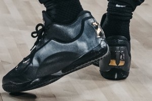 詹姆斯晒昨日上脚黑金战靴！该配色LeBron 23为杜克大学专属PE！