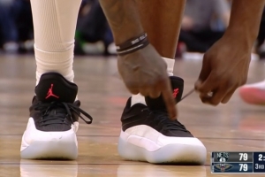 太兴奋了！锡安再度上演精彩滑翔扣篮 打得太嗨鞋都掉了