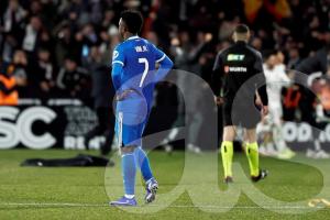 阿斯报：阿尔瓦塞特打进第三球后，有球迷向维尼修斯扔香蕉皮