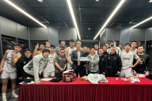 王导生日快乐!同曦全队赛后为主教练王世龙庆生!