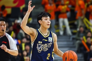 记者：徐杰是习惯性崴脚 情况不是很严重 但肯定得好好休息了