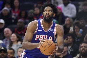 效率够低的!恩比德半场10中2拿到8分3板2助1断