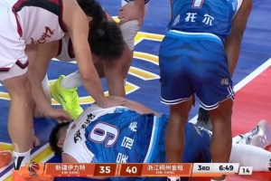 好在都无碍!刘泽一背后推人&吴冠希重摔在地 裁判回放吹普通犯规