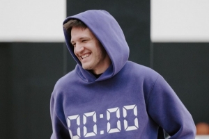 初来乍到!克雷伊奇首次来到开拓者训练馆 和新队友&教练组打招呼