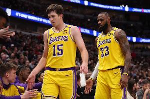 里夫斯：詹姆斯在健身房投入的时间无人能及 因此他才能打23年