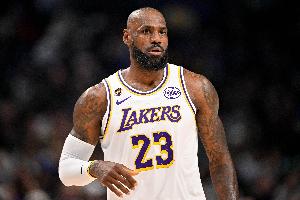 活力十足！詹姆斯半场11中6拿到12分4助2断 正负值+21