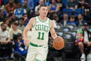 板凳发力！普理查德半场替补10中7砍下15分 三分3中1