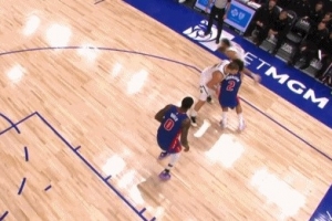 看着都疼！约基奇掩护被坎宁安打到裆部 随后痛苦倒地