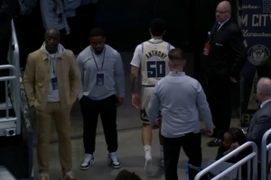 这挺亏！科尔·安东尼垃圾时间崴脚受伤 光脚走回更衣室