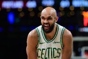 好像有点冤？怀特倒地打到阿门面部 裁判吹罚技犯