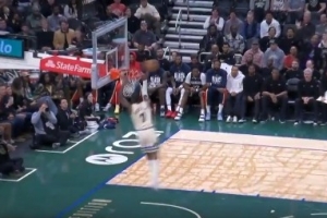 妥妥五大囧!小凯文·波特断球反击面对空篮暴扣扣飞 自己都笑了