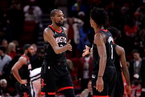 杜兰特：对方用大个子防阿门 我们一定要无球跑动 挡拆创造机会