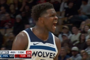 这球杀人！关键时刻爱德华兹单打英格拉姆 后仰跳投命中拉开分差