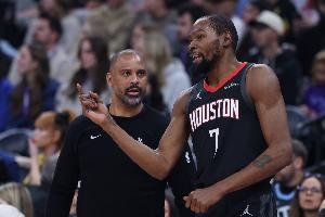 教练不想当了？乌度卡刚骂KD一动不动又骂申京没有一点进步