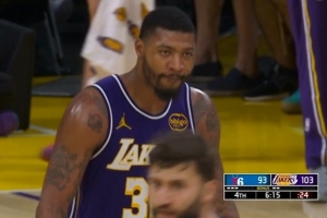 分差上双了！斯玛特外线连中两记三分球 湖人领先76人10分