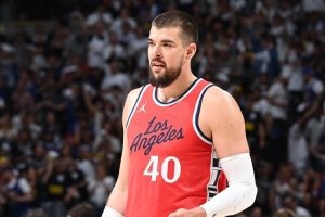 解说:快船用祖巴茨换这么多筹码肯定是赚的 但新后场防守没眼看