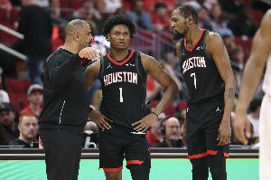 乌度卡谈失误：对手都没怎么夹击/紧逼 都是自己冲进人堆然后丢球